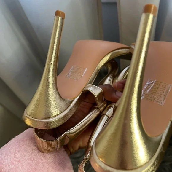 Gold heels - Picture 4 of 4